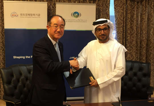 이덕훈 수은 행장(사진 왼쪽)이 5일 오후 아랍에미리트(UAE) ADFD 본사에서 모하메드 사이프 알 수와이디 ADFD 사무총장과 만나 양해각서에 서명 후 악수하고 있다.   수출입은행 제공